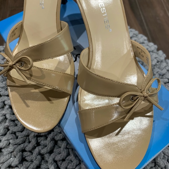 Westies neutral 3 in heels/sandals Sz 8.5 M - Picture 2 of 7